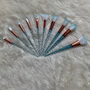 10 PC Blue And White Twisted Unicorn Brushes